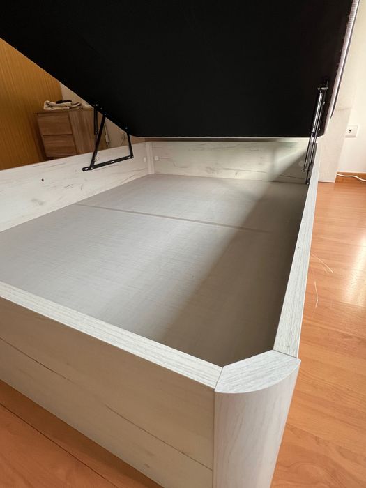 Cama com arrumação + colchão 140 cm – Como novo!