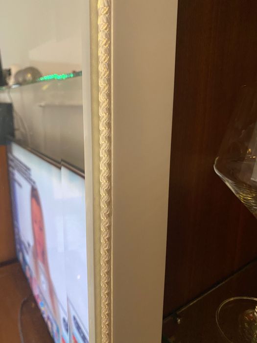 Cristaleira de madeira com prateleiras de vidro, em excelente estado