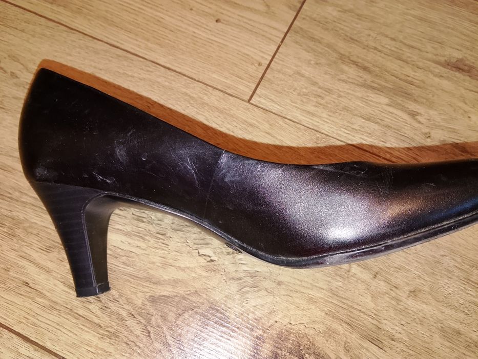 Buty damskie na obcasie w rozmiarze 37.