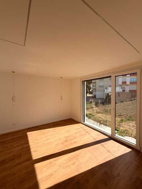 Moderna Moradia T3 Geminada Pronta a Habitar em São Sebastião