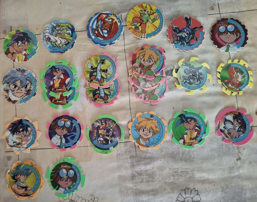 Tazos varios vendo tudo conforme foto.