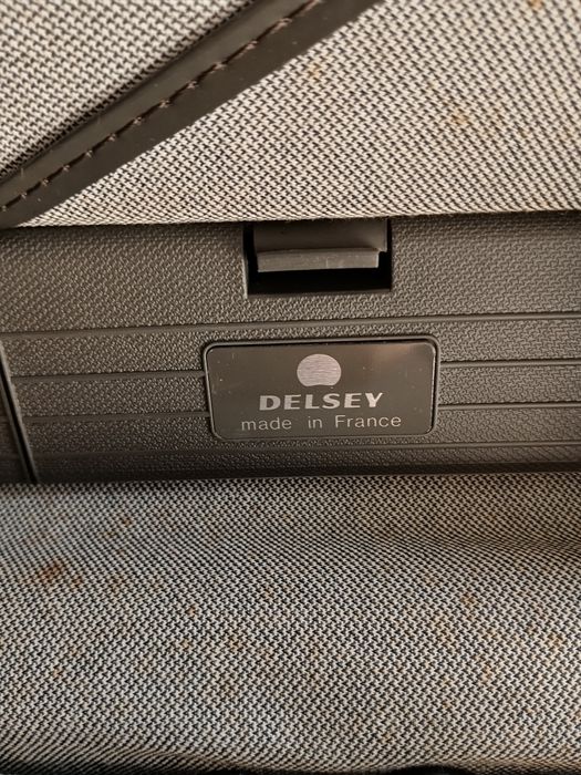 Mala executiva clássica rígida, marca DESLEY, medidas 47/36/15cm
Exemp