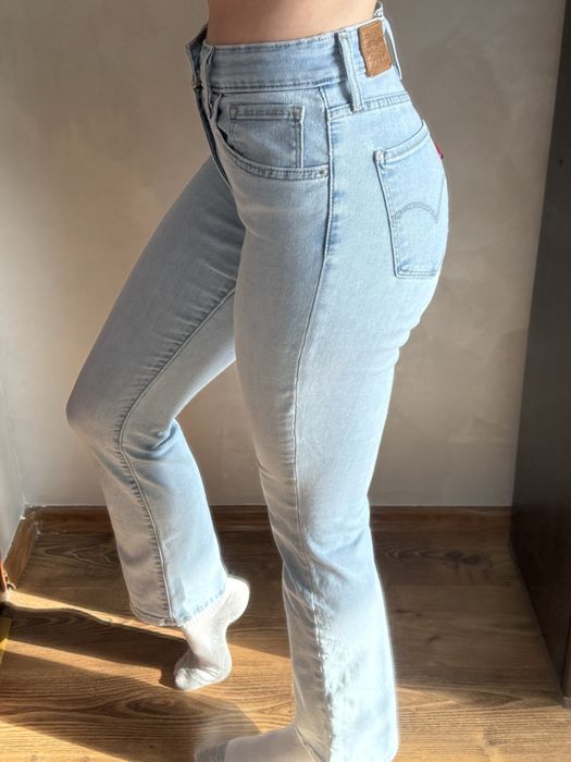 Джинси Левайс.