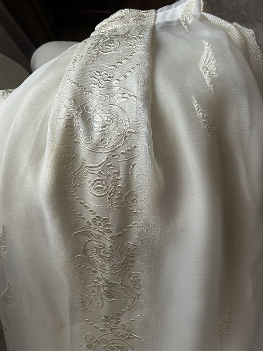 Занавеска  пошита на тесьму 1.70, ширина 4 м, высота- 2 м