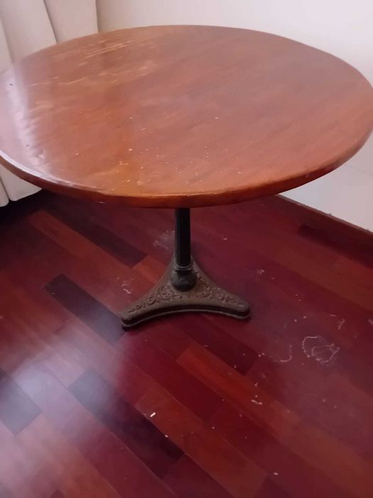 Móveis antigos de pequenas dimensões, muito bem conservados.