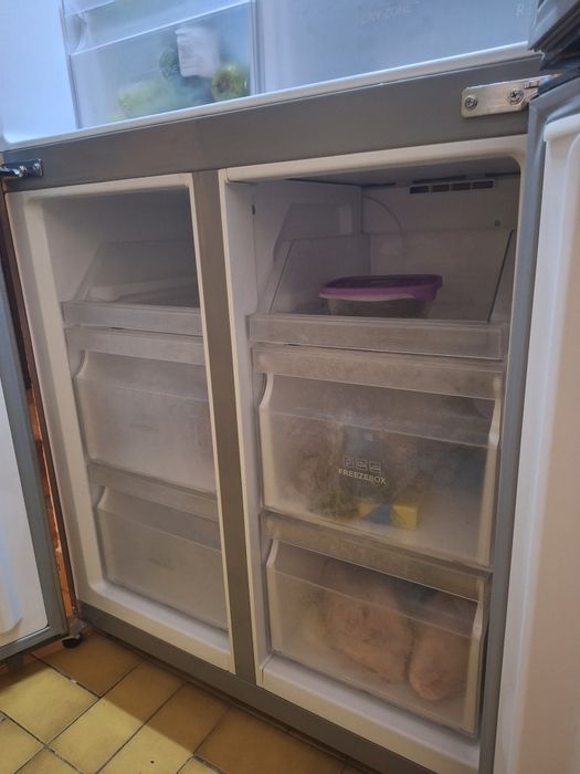 Lodówka HAIER dwudrzwiowa.