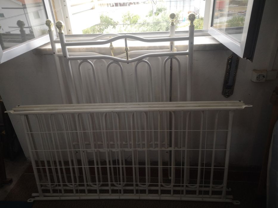 Cama de bebé cromada em branco