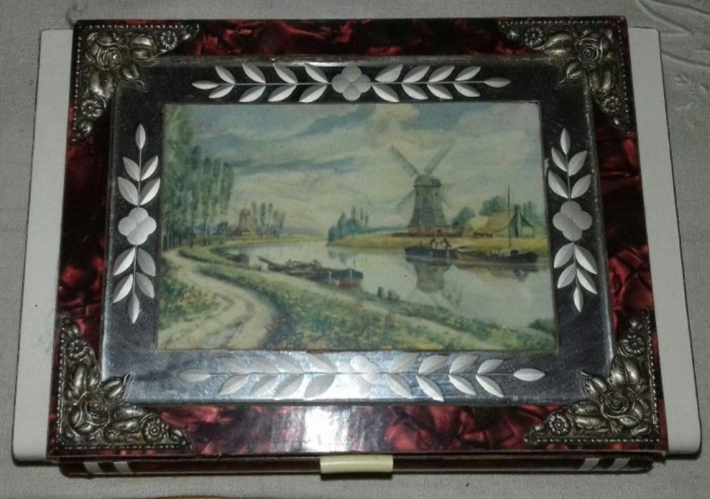 Guarda-jóias antigo com aplicações de prata