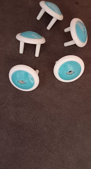 Нові захисні заглушки в розетку.