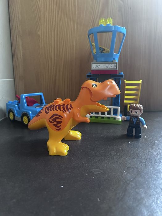 Lego 10880 Duplo - Jurassic World: Wieża tyranozaura