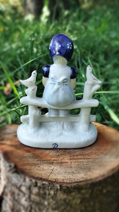 Porcelanowa figurka, dziewczynka na ławce