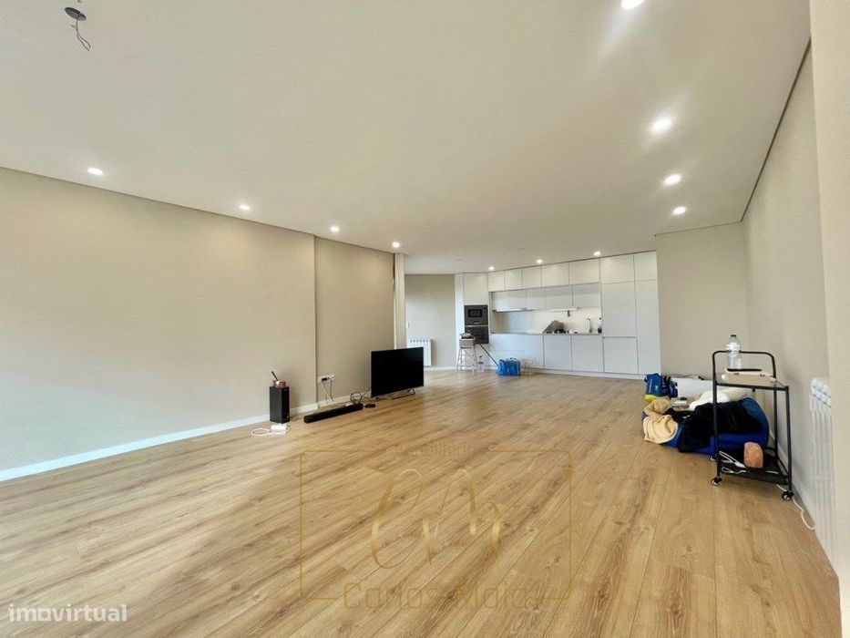 Apartamento T3 com vistas mar, lugar de garagem e arrumos
