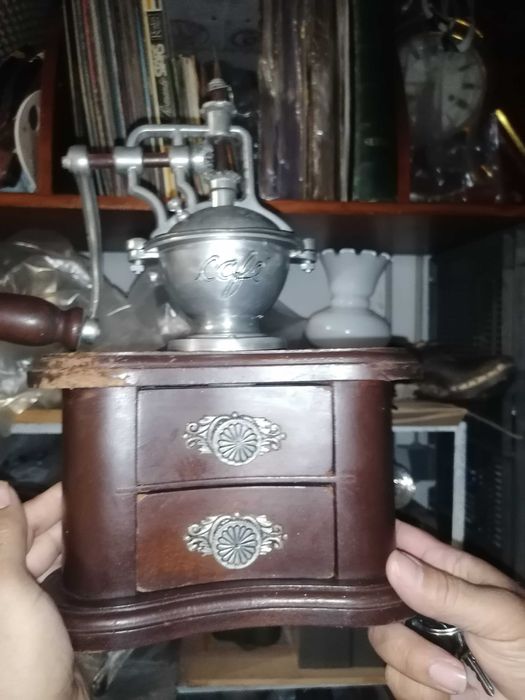 Moinho café antigo e chaleirea antiga tradicional de vela