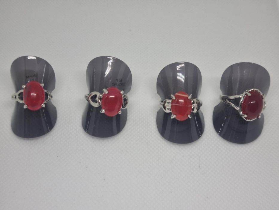 Anéis com pedras muito lindos