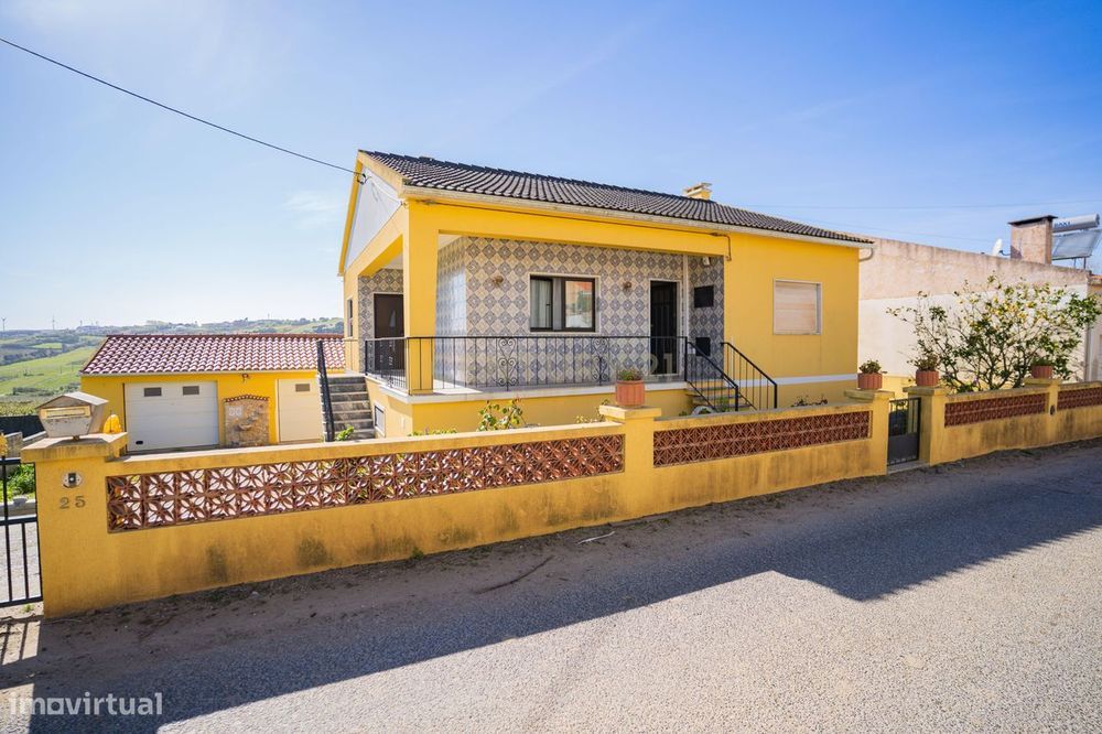 Moradia Bifamiliar com 2 Armazéns de Grande Dimensão