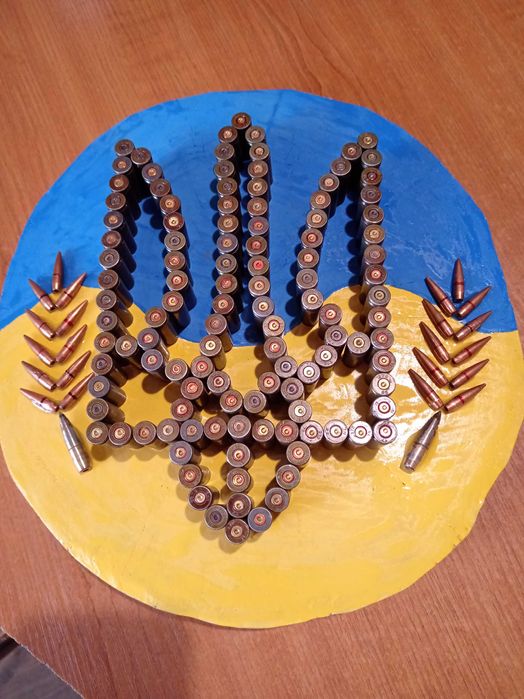 Державний Герб України із гільз.