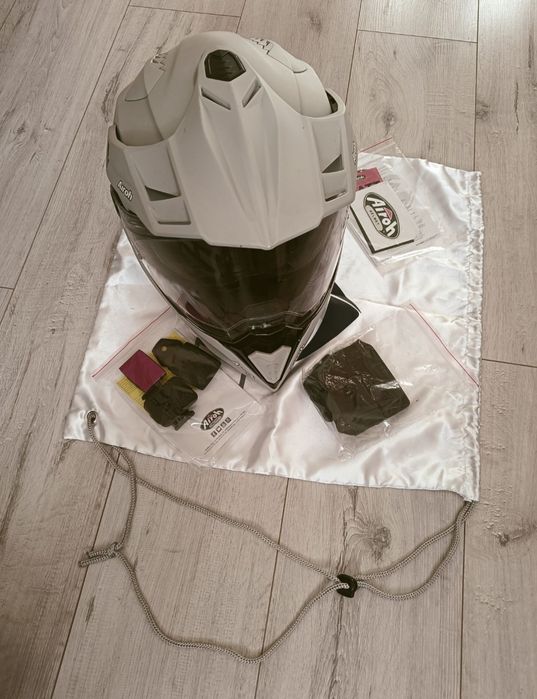 Kurtka, spodnie, kask i rękawice