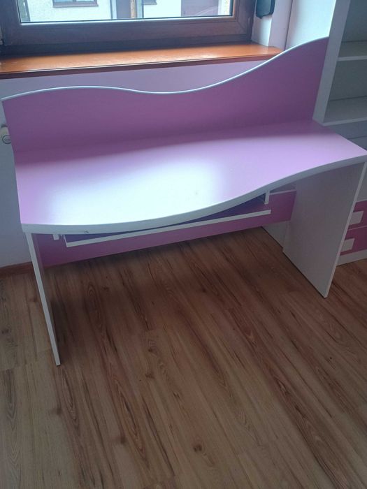 Zestaw mebli dziecięcych biało- różowy