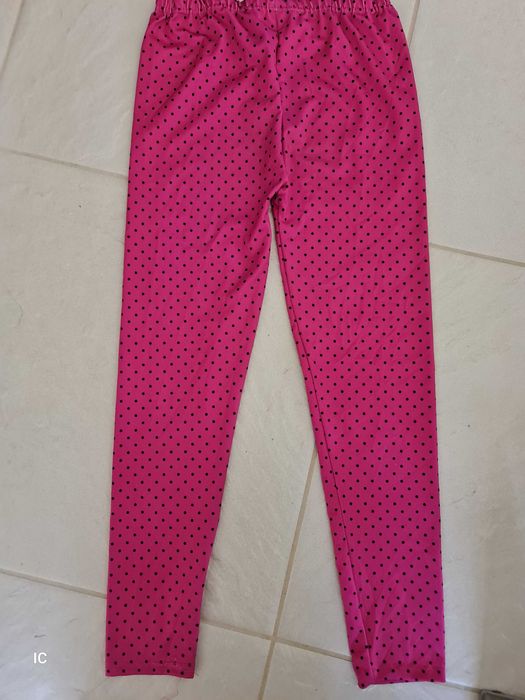 Różowe legginsy w groszek