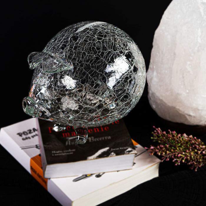 Szklana świnka skarbonka pajęczyna