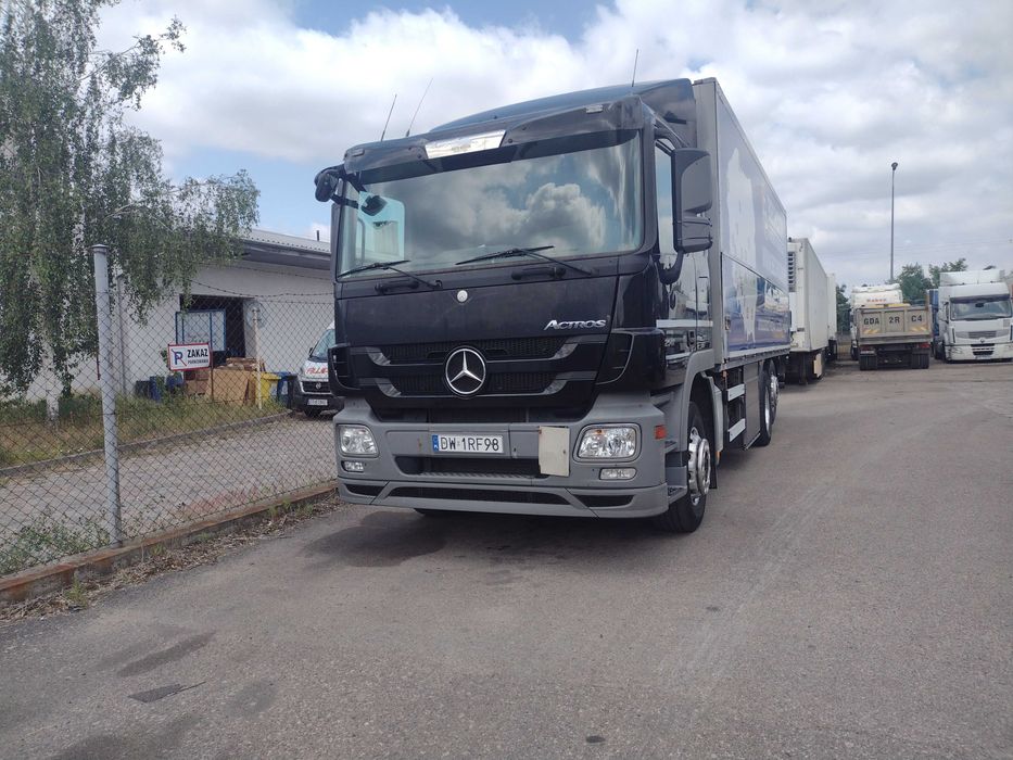 Usługi transportowe ciężarówką.