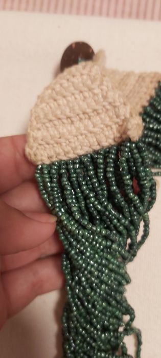Colar feito à mão de missangas em verde e bege