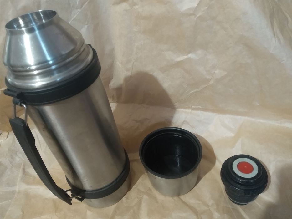 продам термос с ручкой и кружкой вместе