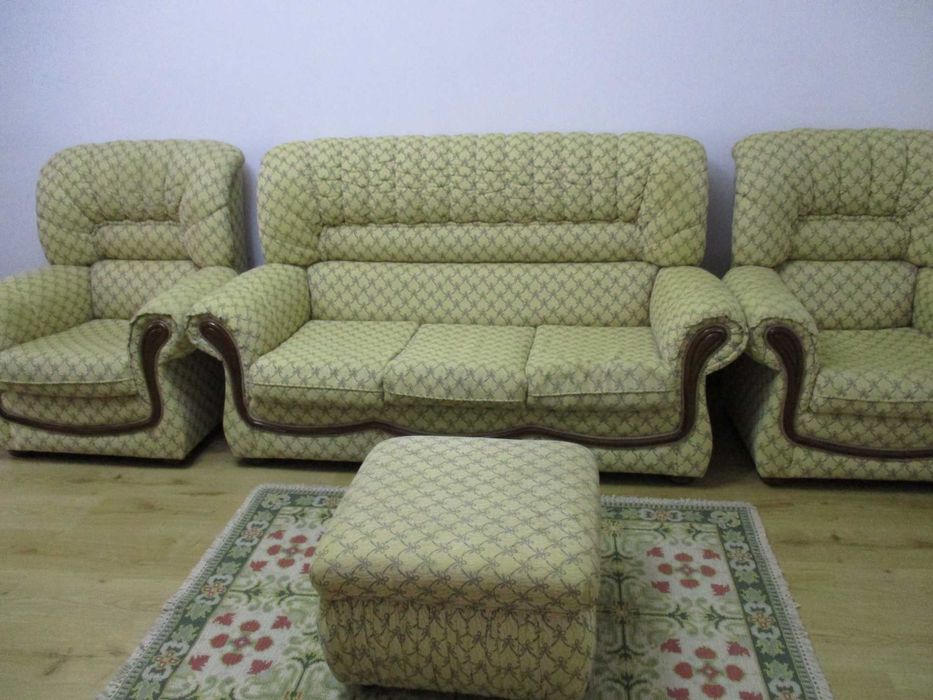 1 Sofá-cama + 1 poltrona individual, tudo como novo.