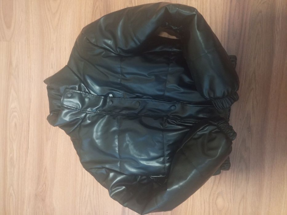 Продам чорну коротку куртку