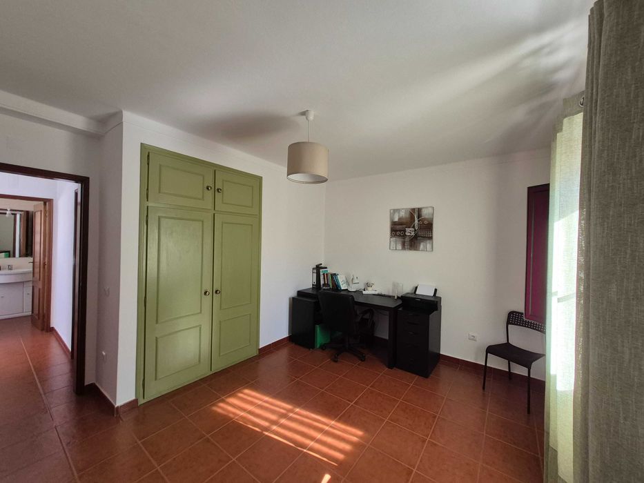 Vende-se moradia T4 com quintal e garagem