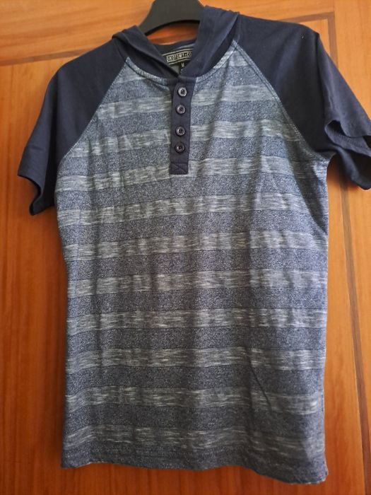 T-shirt com capuz