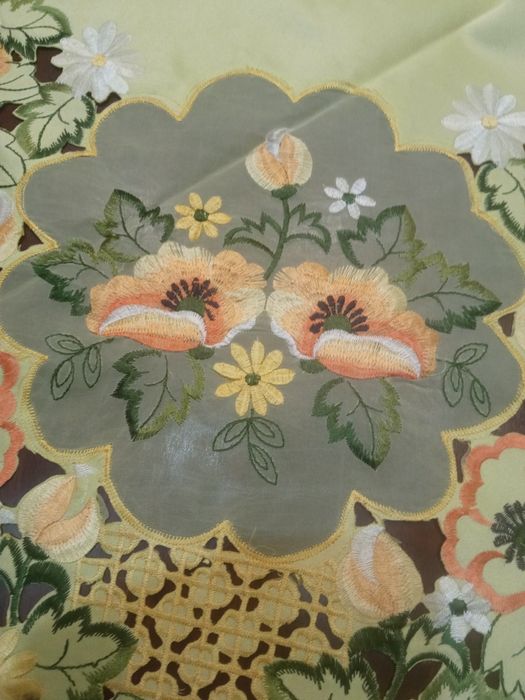 Obrusik kwadratowy poliestrowy  haftowany 85/85 cm