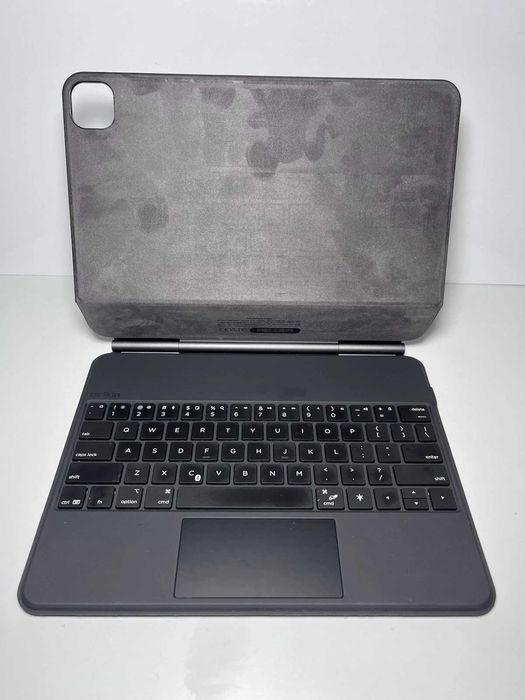 Capa folio teclado Belkin BBZ003 com suporte magnético para iPad Pro 13" M4