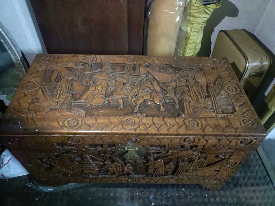 Arca trabalhada de madeira