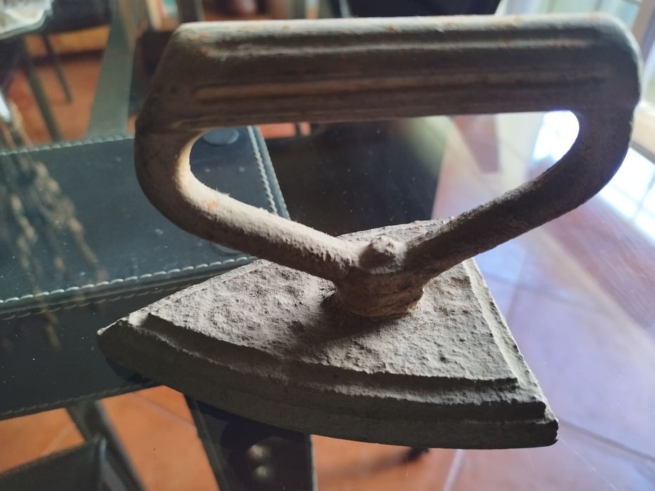 Ferro de passar antigo em ferro fundido