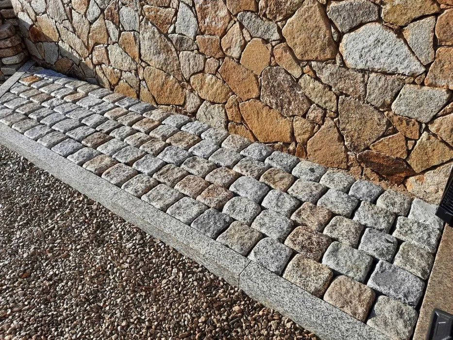 Kostka granitowa otoczona 4/6 żółto - szara