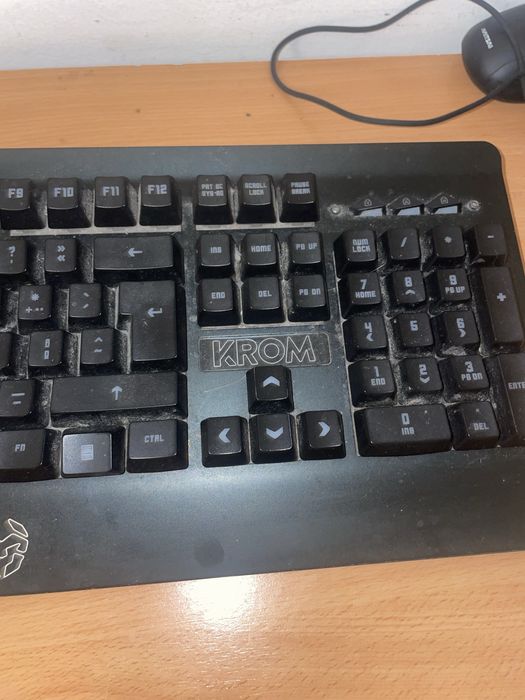 Teclado Gaming Krom USB – Layout Completo – Bom Estado
