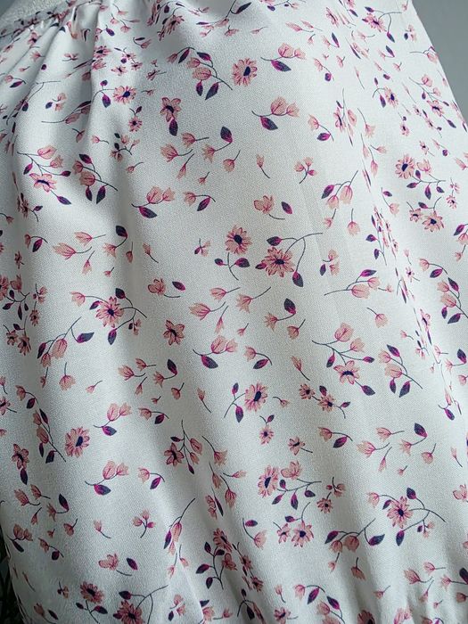 Lekka zwiewna sukienka w drobne kwiatuszki rozmiar 48 / 4XL plus size nowa
