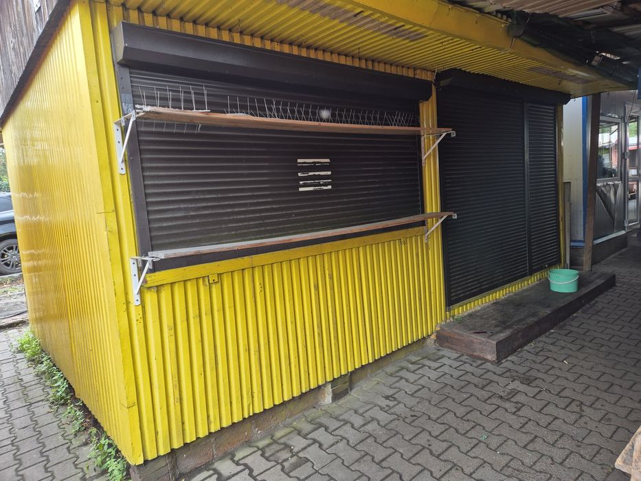 Sklep, budka duży kiosk handlowo usługowy na Targowisku centrum miasta