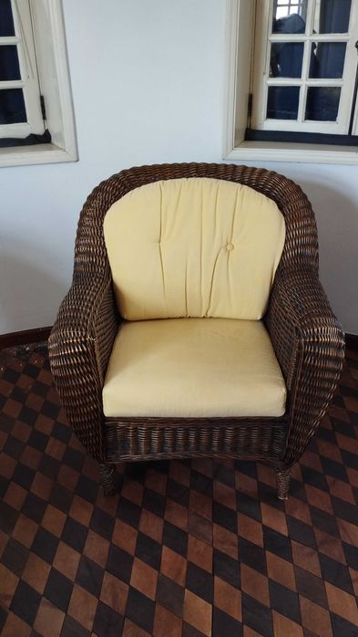 Conjunto de Cadeirões com Mesa de Centro – Bambu