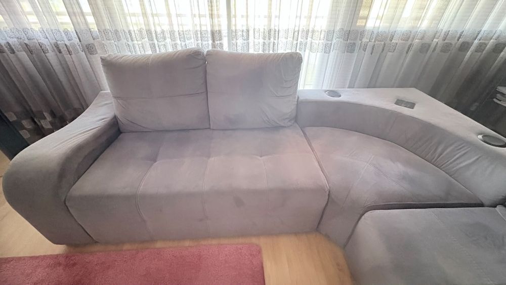 Sofá de de canto, 4 lugares e chaise-long. Com sistema de som, associado a pen ou smartphone