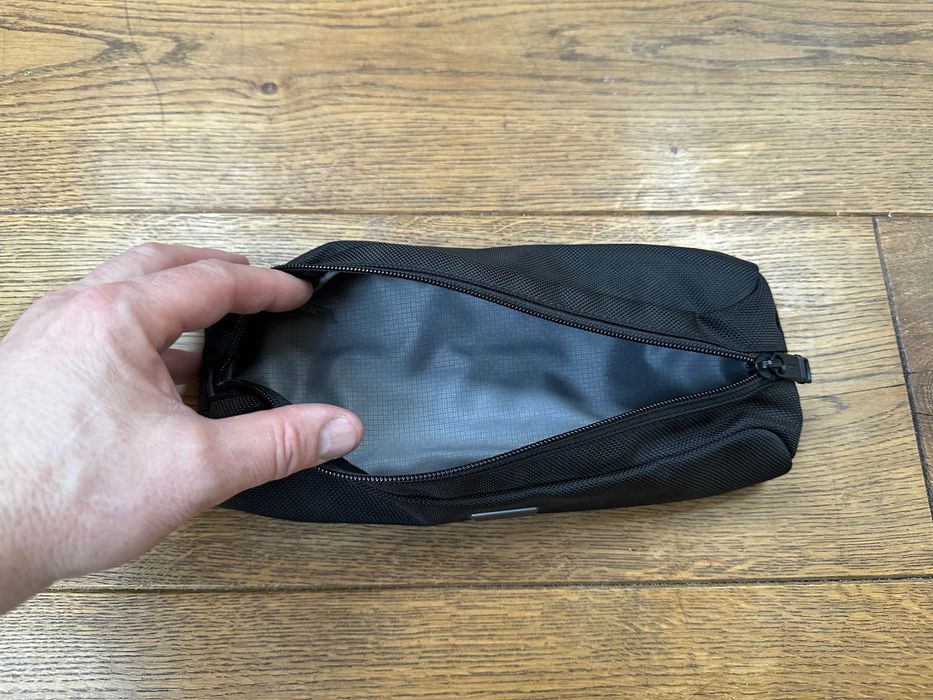 TUMI Electronic Cord Pouch Czarny