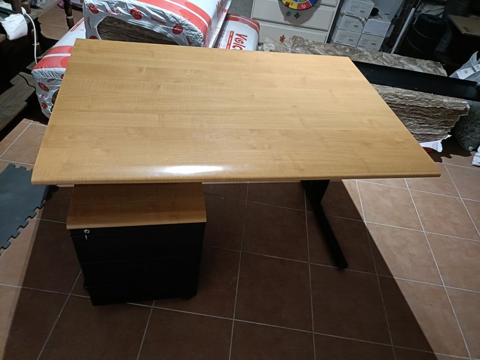 Secretaria de escritório com módulo de gavetas