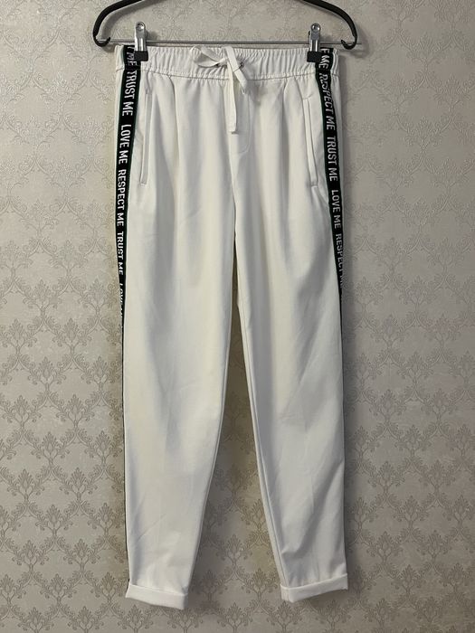 Жіночі штани білі Bershka