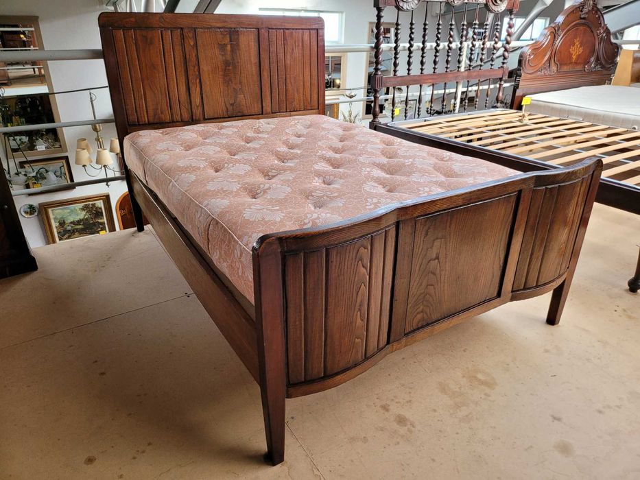 Cama antiga com estrado e colchão - Muito bom estado geral