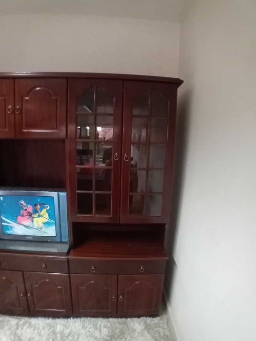 Estante de sala em mogno