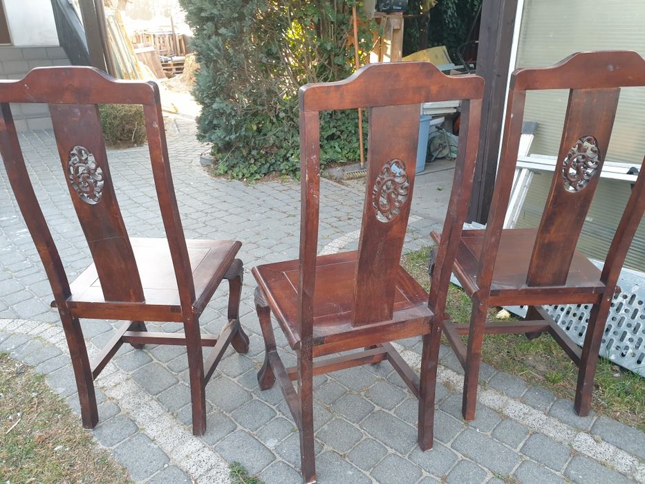 Stuł    i trzy krzesła