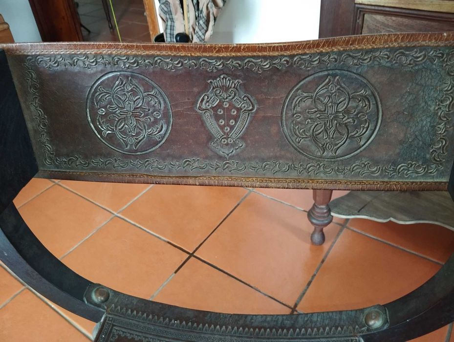 Cadeira de braços estilo “Savonarola” Antiga