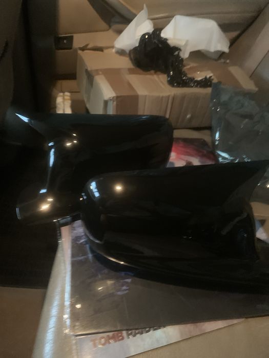 capa de espelho retrovisor aftermarket (estilo BMW M / Batwing) em acabamento preto brilhante (Gloss Black).