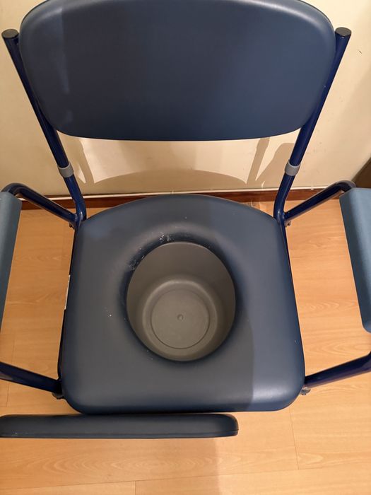 Cadeira sanitária para idosos e pessoas com deficiência